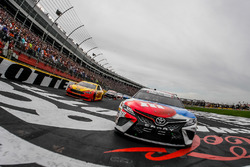Kyle Busch, Joe Gibbs Racing, Toyota Camry M&M's Red White & Blue and Joey Logano, Team Penske, Ford Fusion Shell Pennzoil lead the field at the start