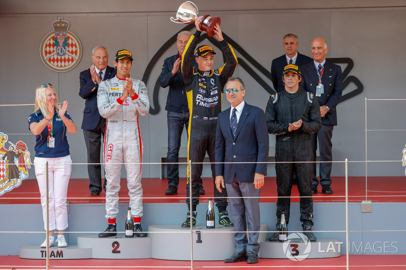Podium: Race winner Artem Markelov, RUSSIAN TIME, second place Sean Gelael, PREMA Racing, third place Roberto Merhi, MP Motorsport