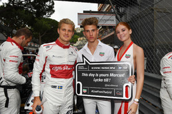 Marcus Ericsson, Sauber con la chica y chico de la parrilla TAG Heuer