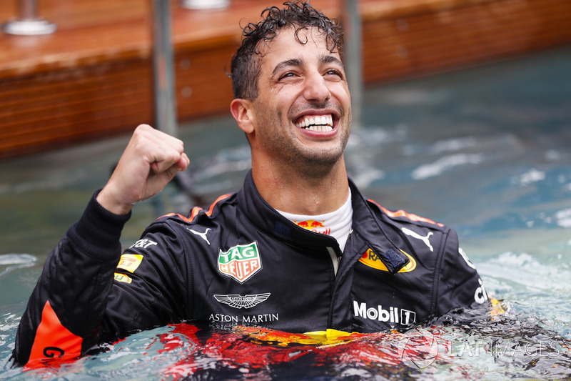 Daniel Ricciardo, Red Bull Racing, celebra la victoria en la piscina de la estación Red Bull Energy