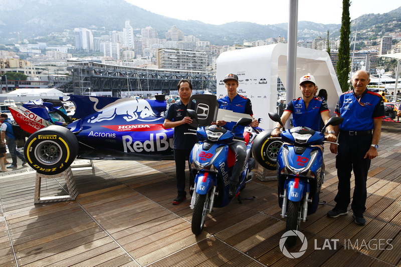 Toyoharu Tanabe, F1 Technical Director, Honda, Brendon Hartley, Toro Rosso, Pierre Gasly, Toro Rosso, Franz Tost