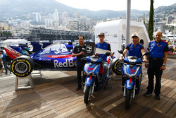 Toyoharu Tanabe, F1 Technical Director, Honda, Brendon Hartley, Toro Rosso, Pierre Gasly, Toro Rosso, Guenther Steiner, Team Principal, Haas F1 Team