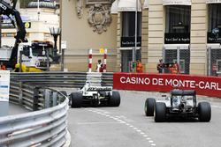 Keke Rosberg devant son fils Nico Rosberg alors qu'il font le tour du circuit dans les monoplaces avec lesquelles ils ont été champions