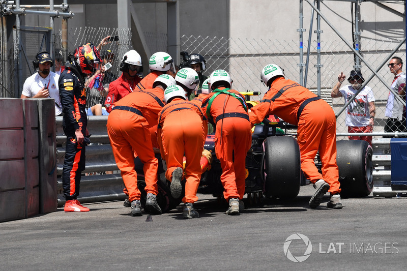 Max Verstappen, Red Bull Racing RB14 after the crash