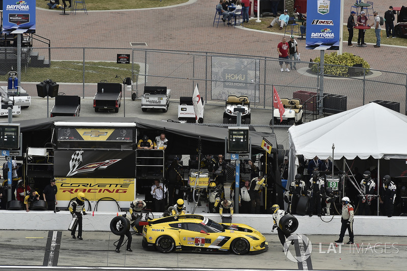 #3 Corvette Racing Chevrolet Corvette C7.R, GTLM: Antonio Garcia, Jan Magnussen, Mike Rockenfeller pit stop