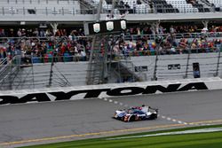 Bandera a cuadros para #23 United Autosports Ligier LMP2: Phil Hanson, Lando Norris, Fernando Alonso