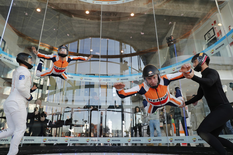 Marc Márquez y Dani Pedrosa durante el evento de Repsol en 'Fly Madrid'