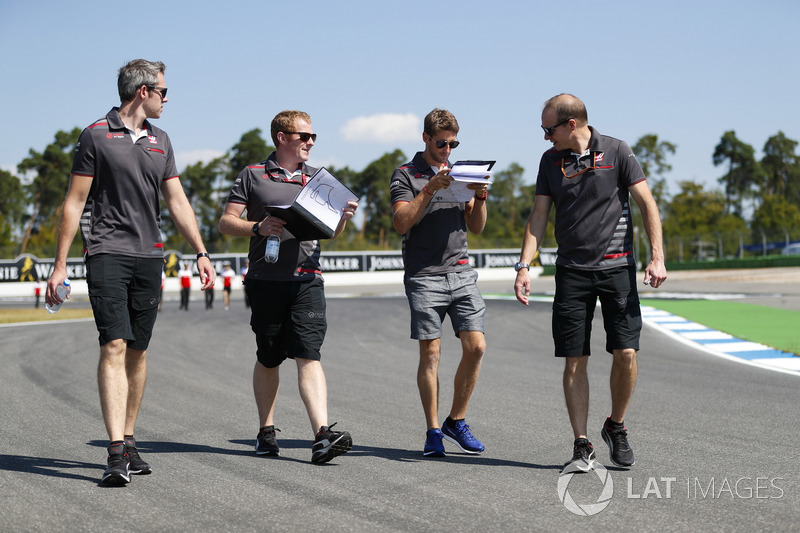 Romain Grosjean, Haas F1 Team, marche sur la piste