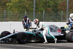 Lewis Hamilton, Mercedes-AMG F1 W09 stops on track and pushes his car
