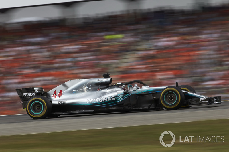 Mercedes опасается штрафа и требует от Хэмилтона атаковать до самого финиша