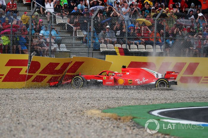 Sebastian Vettel, Ferrari SF71H choca y queda fuera de la carrera