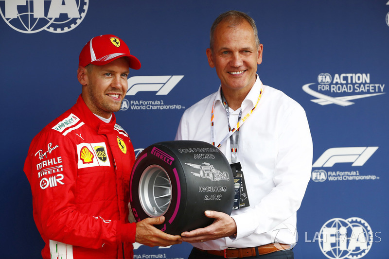 Sebastian Vettel, Ferrari SF71H menerima trofi pole