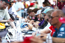 Luca Filippi, NIO Formula E Team signs an autograph