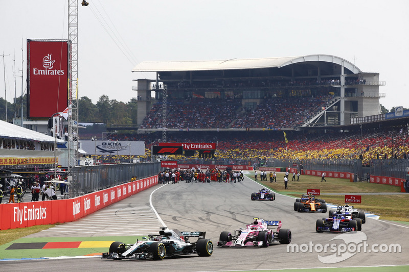 Lewis Hamilton, Mercedes AMG F1 W09, Esteban Ocon, Force India VJM11,