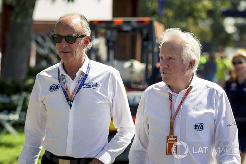 Чарли Уайтинг, гоночный директор Ф1, и делегат FIA