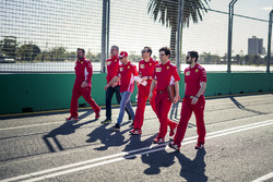 Sebastian Vettel, Ferrari camina en la pista con Maurizio Arrivabene, Ferrari y Riccardo Adami, inge