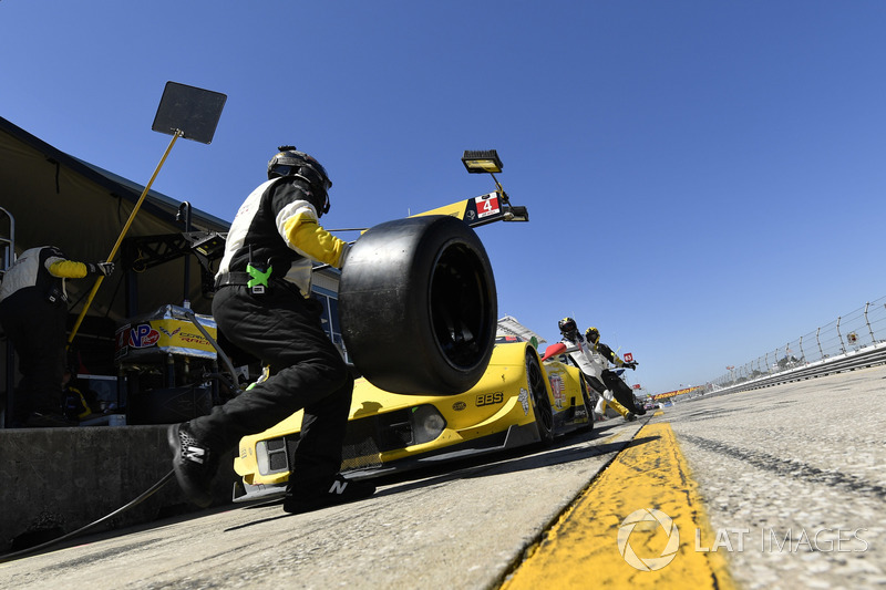 #4 Corvette Racing Chevrolet Corvette C7.R, GTLM: Oliver Gavin, Tommy Milner, Marcel Fassler pit stop