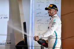 Lewis Hamilton, Mercedes-AMG F1, viert feest op het podium