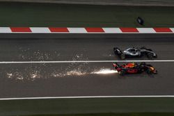 Max Verstappen, Red Bull Racing RB14 and Lewis Hamilton, Mercedes-AMG F1 W09 EQ Power+ en bataille