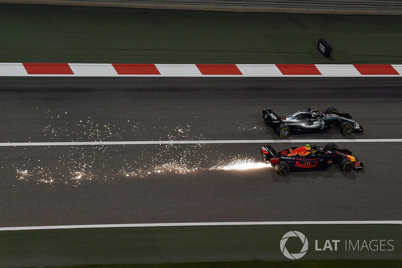Max Verstappen, Red Bull Racing RB14 and Lewis Hamilton, Mercedes-AMG F1 W09 EQ Power battle