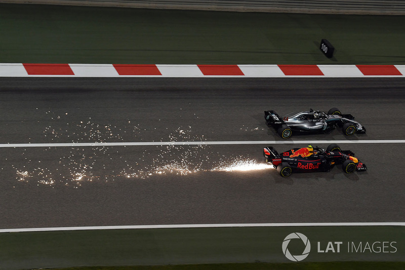 Max Verstappen, Red Bull Racing RB14 y Lewis Hamilton, Mercedes-AMG F1 W09 EQ Power+ batalla