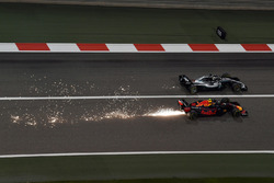 Макс Ферстаппен, Red Bull Racing RB14, и Льюис Хэмилтон, Mercedes AMG F1 W09