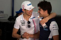 Esteban Ocon, Force India F1 et Lance Stroll, Williams lors de la parade des pilotes