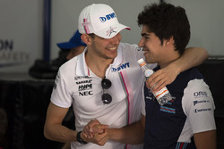 Esteban Ocon, Force India F1 et Lance Stroll, Williams lors de la parade des pilotes