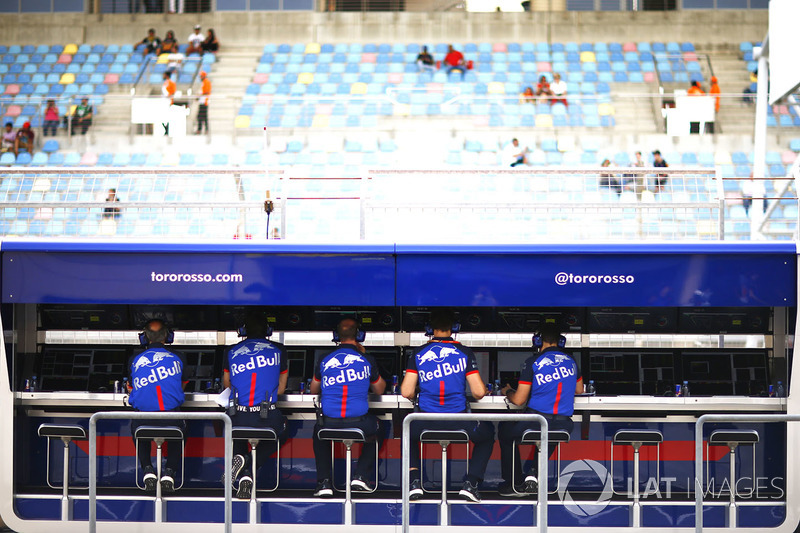 Toro Rosso pit wall