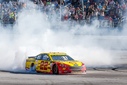 Ganador de carrera Joey Logano, Team Penske, Ford Fusion Shell Pennzoil