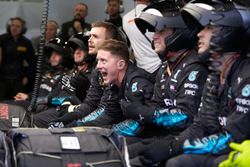 Mercedes pit crew juicht