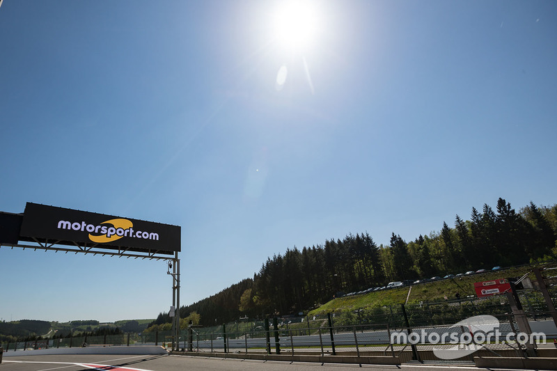 Motorsport.com signage on pitlane