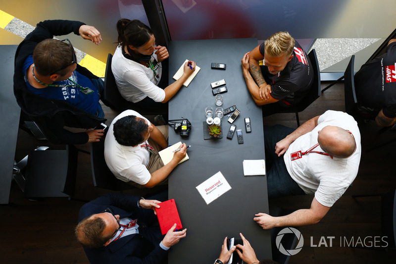 Kevin Magnussen, Haas F1 Team, parla con i media