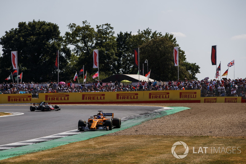 Fernando Alonso, McLaren MCL33, Kevin Magnussen, Haas F1 Team VF-18