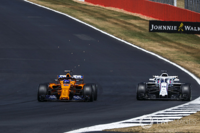 Fernando Alonso, McLaren MCL33 y Lance Stroll, Williams FW41