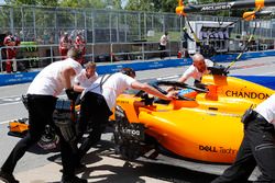 Engineers recover Fernando Alonso, McLaren MCL33, from the pit lane