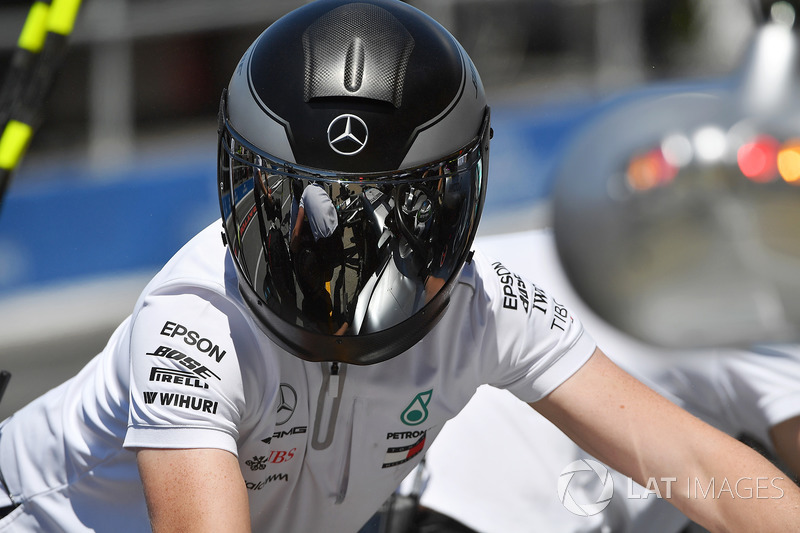 Un mécanicien Mercedes AMG F1