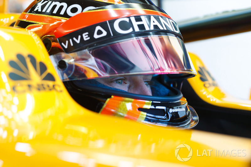 Stoffel Vandoorne, McLaren, dans son cockpit avec la visière ouverte