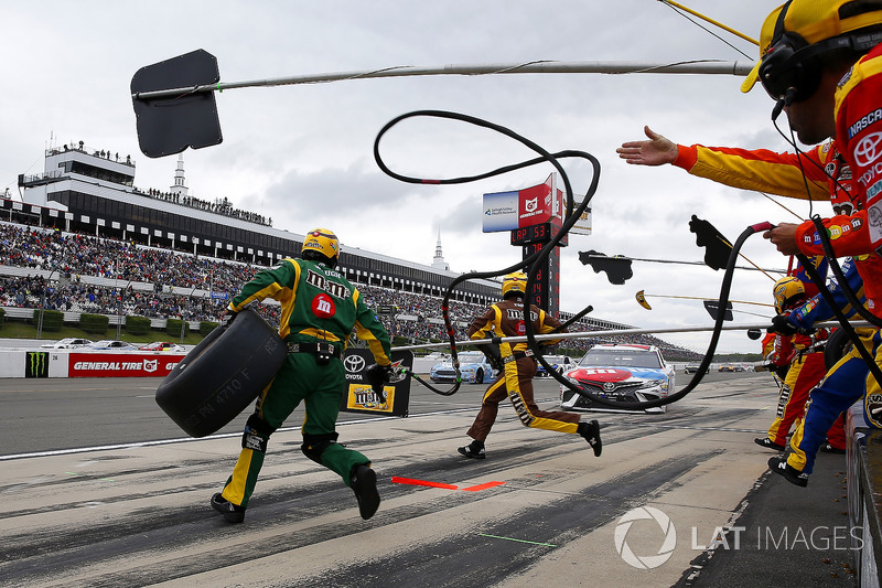Kyle Busch, Joe Gibbs Racing, Toyota Camry M&M's Red White & Blue pit stop