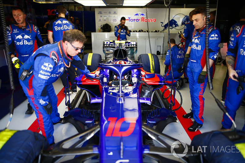 Pierre Gasly, Toro Rosso STR13, dans le garage