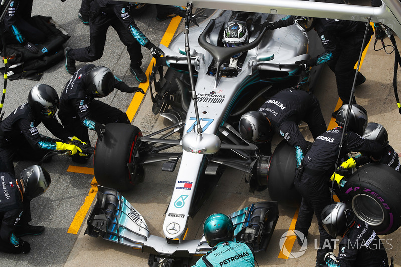 Valtteri Bottas, Mercedes AMG F1 W09, makes a pit stop