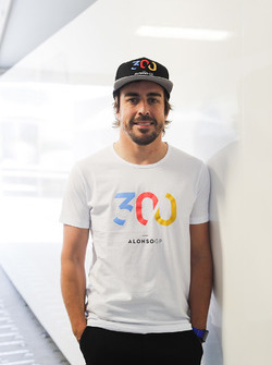 Fernando Alonso, McLaren, 300. GP startını kutlayan tshirt ile