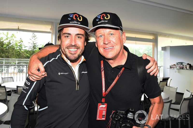 Fernando Alonso, McLaren 300. yarışını kutluyor