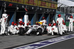 Charles Leclerc, Sauber C37, pit stop