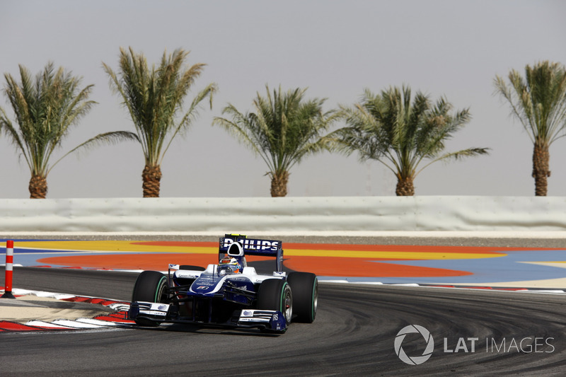 A Spa do deserto: Para 2010, a F1 decidiu utilizar um traçado de 6,2 km em vez com convencional de 5,4 km. Foi a única vez que o GP do Bahrein foi corrido assim, já que a parte nova da pista, de tão lenta e sinuosa, foi alvo de críticas.