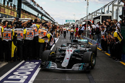 Lewis Hamilton, Mercedes-AMG F1 W09 EQ Power+ en el parque cerrado
