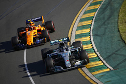 Valtteri Bottas, Mercedes AMG F1 W09, y Stoffel Vandoorne, McLaren MCL33 Renault