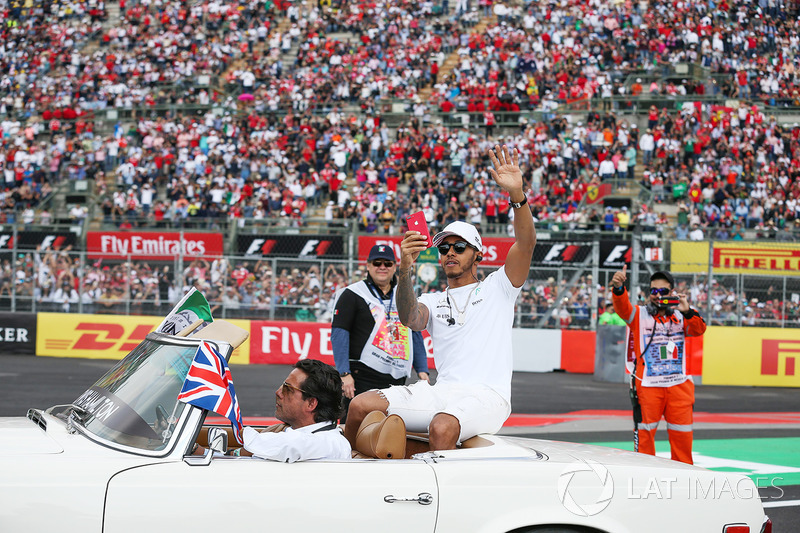 Lewis Hamilton na parada dos pilotos antes do GP do México