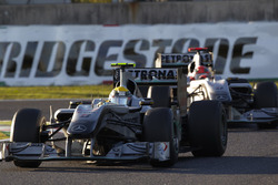 Nico Rosberg, Mercedes GP W01, voor Michael Schumacher, Mercedes GP W01