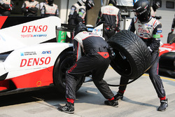 Des mécaniciens Toyota Gazoo Racing au travail